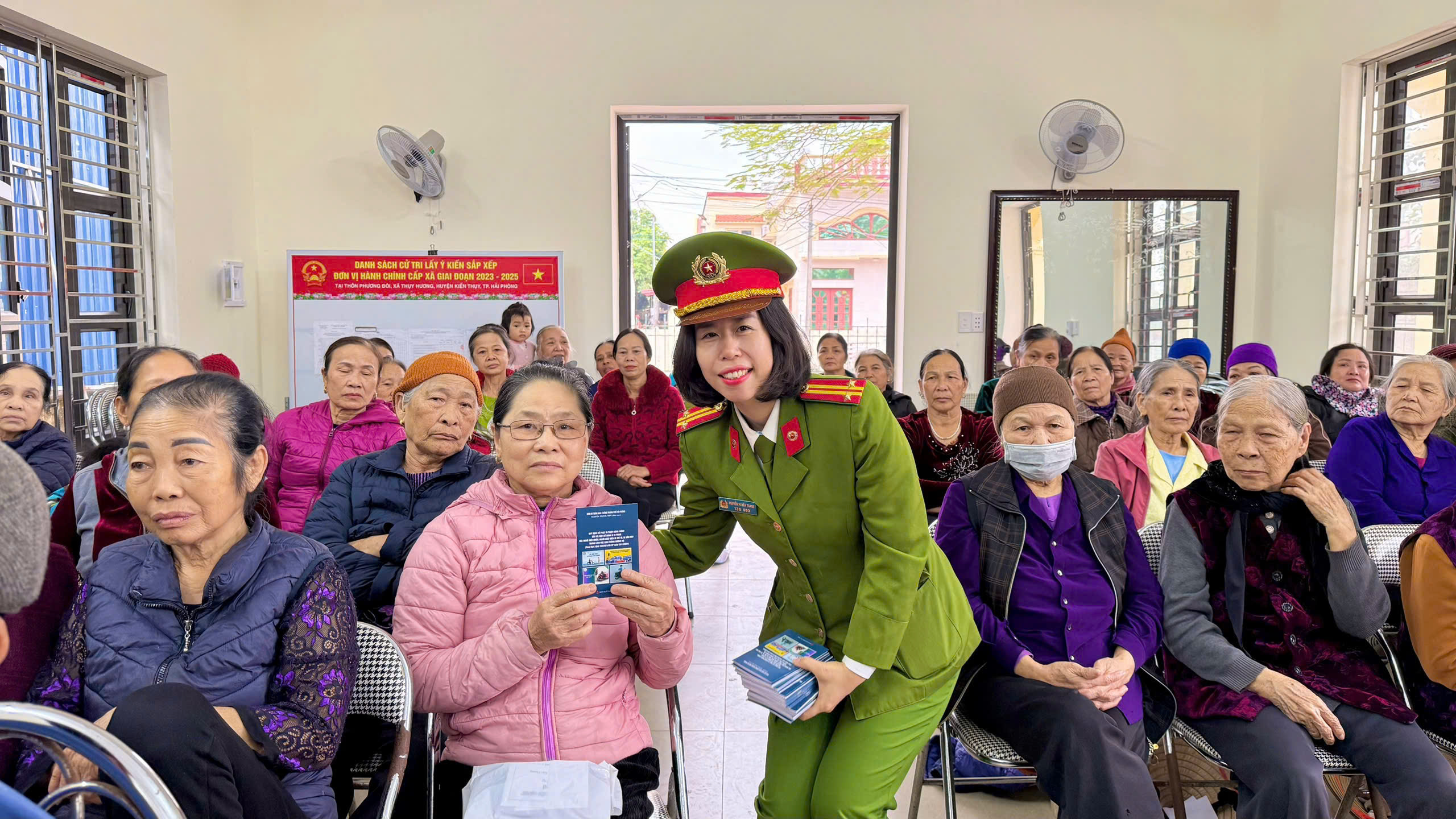 Công an xã Kiến Thụy: Tuyên truyền quy định liên quan đến thu hồi vũ khí, vật liệu nổ, công cụ hỗ trợ và pháo 